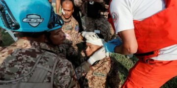 SEORANG anggota Pasukan Batalion Malaysia (MALBATT) diberi rawatan selepas cedera dalam serangan berhampiran Stadium Saida, Lubnan, ketika tentera pengaman itu sedang dalam perjalanan dari Beirut ke Kem Marakah, kelmarin. – AFP