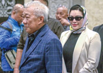 BUNG Moktar Radin bersama isteri hadir di Istana Kehakiman, Putrajaya  bagi pendengaran melibatkan tiga pertuduhan rasuah berjumlah RM2.8 juta yang dikaitkan dengan pelaburan Felcra Bhd.