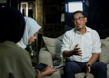 AHMAD Faizal Azumu ketika ditemu bual wartawan Utusan Malaysia, Aqilah Mior Kamarulbaid dan Aslinda Nasir di pejabatnya, baru-baru ini.