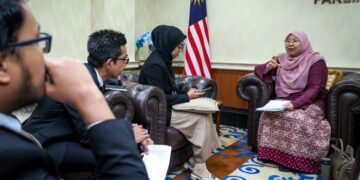 FUZIAH Salleh ketika ditemu bual wartawan Utusan Malaysia, Aslinda Nasir, Juani Munir Abu Bakar dan Omar Zin di Parlimen, baru-baru ini.