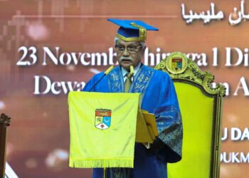 Tuanku Muhriz Ibni Almarhum Tuanku Munawir bertitah pada Majlis Konvokesyen UKM Ke-52 di Bangi, semalam. – MINGGUAN/AMIR KHALID