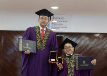 Mohamad Imran Mohd Tarmizi (kanan) dan Zal Hasmi Mohamad Roslan pada Majlis Konvokesyen Universiti Kebangsaan Malaysia (UKM) Ke-52 di Dewan Canselor Tun Abdul Razak (DECTAR) UKM, Bangi, semalam. - UTUSAN/AMIR KHALID