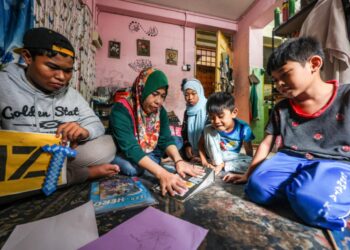 Haslinah Abdul Hassan melayan telatah empat anaknya di rumah mereka di  Perumahan Awam Jalan Hang Tuah, Kuala Lumpur.  -
MINGGUAN/M.FIRDAUS M.JOHARI