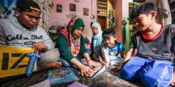 Haslinah Abdul Hassan melayan telatah empat anaknya di rumah mereka di  Perumahan Awam Jalan Hang Tuah, Kuala Lumpur.  -
MINGGUAN/M.FIRDAUS M.JOHARI