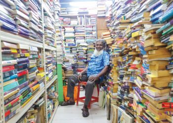 Anuar, 60, duduk di dalam kedai buku terpakai miliknya di Pasar Chowrasta, George Town, baru-baru ini. - MINGGUAN/IQBAL HAMDAN