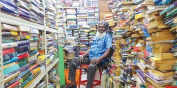 Anuar, 60, duduk di dalam kedai buku terpakai miliknya di Pasar Chowrasta, George Town, baru-baru ini. - MINGGUAN/IQBAL HAMDAN