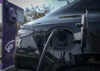 PENGUBAHSUAIAN kereta yang menggunakan petrol kepada kenderaan elektrik (EV) boleh menawarkan beberapa faedah kepada kerajaan dan orang ramai.