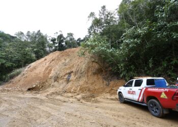 KEADAAN runtuhan tanah di KM43.4 Jalan Simpang Pulai-Cameron Highlands yang menyebabkan laluan itu ditutup. – UTUSAN/MUHAMAD NAZREEN SYAH MUSTHAFA