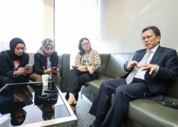 SHAFIE Apdal ketika ditemu bual wartawan Utusan Malaysia, Aqilah Mior Kamarulbaid dan Aslinda Nasir di Parlimen, baru-baru ini.