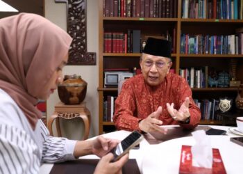 RAIS Yatim ditemu bual wartawan Utusan Malaysia, Aqilah Mior Kamarulbaid di pejabatnya di Wisma Budi, Jalan Tunku Abdul Rahman, Kuala Lumpur, baru-baru ini.