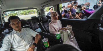 VIVY Yusof dan Fadzaruddin Shah Anuar tiba di Ibu Pejabat SPRM di Putrajaya buat hari ketiga untuk direkod keterangan. - UTUSAN/FAISOL MUSTAFA