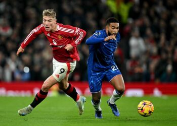 Penyerang Manchester United,  Rasmus Hojlund bersaing dengan pemain pertahanan Chelsea, Reece James dalam perlawanan Liga Perdana Inggeris di Old Trafford, pagi ini. - AFP