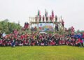 Semua peserta bergambar kenangan 
di hadapan menara buluh di padang Sekolah Kebangsaan Batu Melintang, Jeli Kelantan.