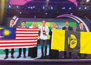 MOHAMMAD Izzwan Zahanuddin (tengah) bersama wakil pelajar SBPI Temerloh, Pahang ketika menerima pingat emas pada Taiwan Innotech Expo 2024 di Taipei, Taiwan.