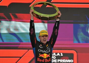 Max Verstappen menjulang trofi kemenangan Grand Prix Brazil di Sao Paulo, semalam. - AFP