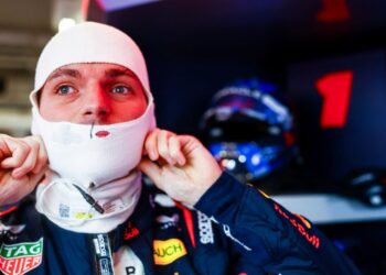 PELUMBA pasukan Red Bull Racing, Max Verstappen bersedia untuk memulakan sesi latihan bebas menjelang Grand Prix Amerika Syarikat di litar Las Vegas, kelmarin. - AFP