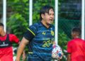 WAN Rohaimi Wan Ismail mengendalikan  latihan pertama Penang FC sebagai ketua jurulatih yang baharu beberapa hari yang lalu. - IHSAN PENANG FC