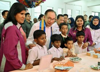 ANWAR Ibrahim ketika merasmikan Sekolah Jenis Kebangsaan Tamil (SJKT) Heawood, Sungai Siput, Perak pada 7 Oktober lalu.