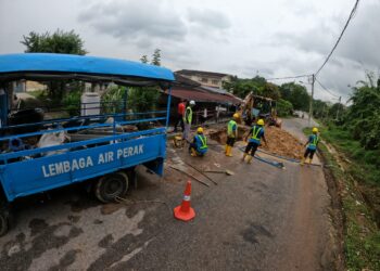 KERJA-KERJA pembaikan paip sedang dijalankan oleh Unit Operasi 
LAP. – IHSAN LAP