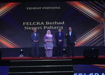 Rubiah Wang (dua dari kiri), Ahmad Jazlan Yaakub (dua dari kanan) dan Idris Lasim (kiri) bersama pemenang Anugerah Terbaik Kategori Pengurusan Terbaik pada Majlis Felcra Visionary Awards 2024, baru-baru ini.