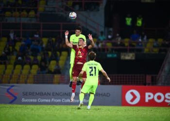 PERTAHANAN JDT, Muhamad Feroz Baharudin mengawal ketat penyerang NSFC, Ricardo Pires Santos Junior dalam aksi Liga Super menemukan kedua-dua pasukan di Stadium Tuanku Abdul Rahman, Paroi, Seremban malam tadi.-GAMBAR/IHSAN NSFC