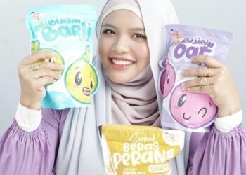 NOR Dahlia Dahili menunjukkan produk makanan bayi keluaran IZZLY.