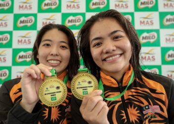 ONG Ker Ying (kiri) bersama Nur Dhabitah Sabri menunjukkan pingat emas yang dimenangi dalam acara 3 meter (m) papan anjal seirama wanita pada kejohanan terjun Terbuka Malaysia 2024 di Pusat Akuatik Nasional Bukit Jalil, hari ini. - UTUSAN/FARIZ RUSADIO