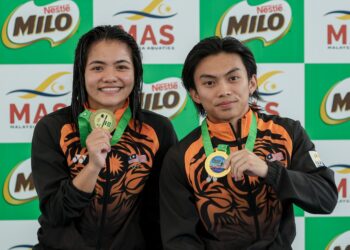 NUR Dhabitah Sabri (kiri) bersama Gabriel Gilbert Daim bergambar bersama pingat emas selepas memenangi acara 3 meter (m) papan anjal seirama campuran pada kejohanan terjun Terbuka Malaysia 2024 di Pusat Akuatik Nasional Bukit Jalil, hari ini. - UTUSAN/FARIZ RUSADIO