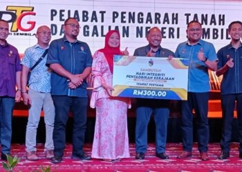 MOHD. Zafir Ibrahim (tiga dari kanan) menyampaikan hadiah kepada pemenang pertandingan sempena Sambutan Hari Integriti Peringkat Pentadbiran Kerajaan Negeri Sembilan di Seremban semalam.-UTUSAN/NAZARUDIN SHAHARI.