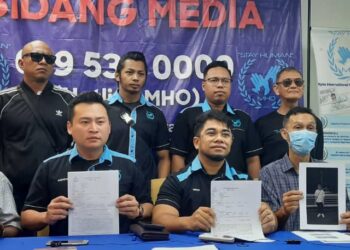 HISHAMUDDIN Hashim (tengah) bersama tiga ahli keluarga mangsa sindiket pemerdagangan manusia di Myanmar, pada sidang media MHO di sini  hari ini.