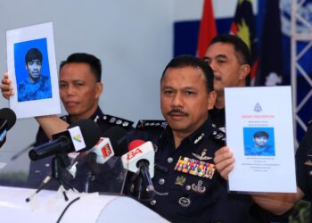 MOHD. Yusoff Mamat menunjukkan gambar suspek yang merupakan ketua kumpulan pecah kedai serbaneka semasa sidang media di Ibu Pejabat Polis Kontinjen (IPK) Kelantan di Kota Bharu, Kelantan hari ini-UTUSAN/KAMARUL BISMI KAMARUZMAN.