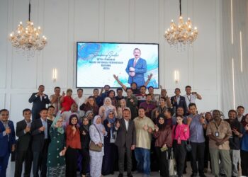 RUSLIN Jusoh (depan tengah) bergambar bersama para pengamal media pada program sembang santai bersama media di Putrajaya. - UTUSAN/FAISOL MUSTAFA