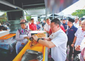 KERAJAAN menyediakan peruntukan berjumlah RM100 juta dengan menyasarkan pembukaan 4,000
unit kiosk sebagai kemudahan penjaja kecil berniaga di lokasi tumpuan di seluruh negara.