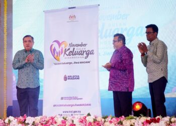 ANTHONY Loke (kiri) melancarkan November Bulan Keluarga Kebangsaan di Kementerian Pengankutan Putrajaya. - UTUSAN/FAISOL MUSTAFA