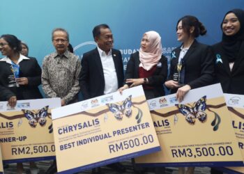 MOHAMMAD Yusof Apdal (dua dari kiri) beramah mesra dengan para pemenang Anugerah Chrysalis Young Scientists Network-Academy of Sciences Malaysia (YSN-ASM) 2024 di Bandar Enstek, Nilai, Seremban hari ini.-UTUSAN /NUR SHARIEZA ISMAIL