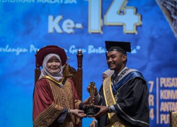 FADHLINA Sidek ketika menyempurnakan Majlis Penutup Istiadat Konvokesyen Kali Ke-14 IPGM KPM di Pusat Konvokesyen Antarabangsa Putrajaya (PICC) Putrajaya. - UTUSAN/FAIZ ALIF ZUBIR