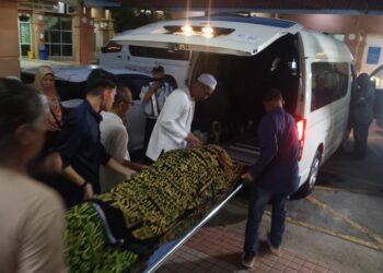 JENAZAH dua beranak yang mati ditikam dibawa keluar dari Jabatan Perubatan Forensik Hospital Pulau Pinang (HPP) sebelum dibawa ke Tanjong Tokong di George Town, Pulau Pinang untuk disolat sebelum dikebumikan dalam satu liang lahad selepas Isyak.-UTUSAN/IQBAL HAMDAN