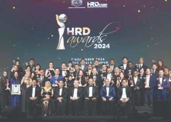 FADILLAH Yusof (duduk tengah) diiringi oleh Abu Huraira Abu Yazid (duduk tiga kiri) bergambar
bersama kesemua penerima anugerah pada Malam Gala HRD Awards 2024 di MITEC, malam tadi.