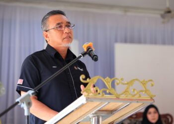 ADLY Zahari semasa berucap pada Program Veteran Desa Madani Peringkat Daerah Tanah Merah, di Sekolah Kebangsaan (SK) Bechah Laut, Tanah Merah, Kelantan hari ini-UTUSAN/KAMARUL BISMI KAMARUZAMAN.