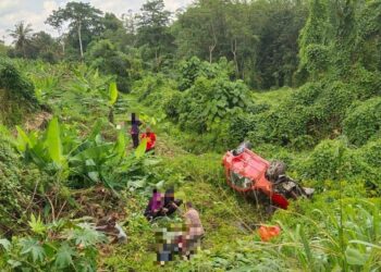 KEADAAN kemalangan kereta yang terjunam dalam gaung dalam kejadian di Kilometer 26, Jalan Tampin-Gemas, berdekatan Kampung Tengah, Tampin petang tadi.