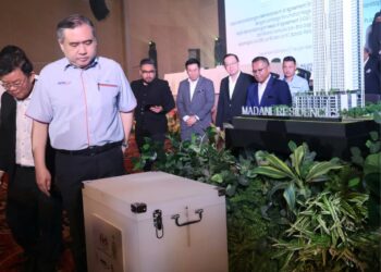 ANTHONY Loke Siew Fook (dua dari kiri) ketika menghadiri Majlis Menandatangani MoU antara RAC dan LPNPP di Seberang Jaya, Pulau Pinang.-UTUSAN/IQBAL HAMDAN