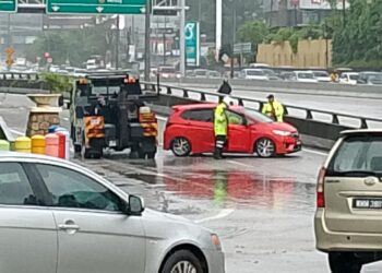 KEADAAN kereta yang terperangkap dalam banjir di Lebuhraya LPD Persiaran Surian Damansara pagi ini.