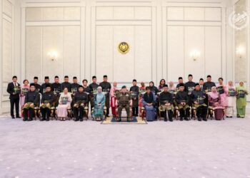 BARISAN Hakim Besar Mahkamah Tinggi di Malaya, Hakim Mahkamah Persekutuan, Hakim Mahkamah Rayuan dan Hakim Mahkamah Tinggi bersama Sultan Ibrahim di Dewan Singgahsana Kecil, Istana Negara, hari ini. - IHSAN FB SULTAN IBRAHIM