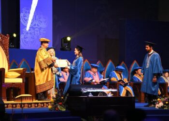 TUANKU Syed Faizuddin Putra Jamalullail pada 
Istiadat Konvokesyen Universiti Malaysia Perlis (Unimap) Ke-19 di Dewan Ilmu, Pauh Putra, Arau, Perlis hari ini.-UTUSAN/IZLIZAN OTHMAN