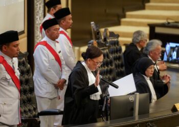 HASNAH Mohammed Hashim mengangkat sumpah taat setia pada Majlis Mengangkat Sumpah Jawatan dan Taat Setia Hakim Besar Malaya di Istana Kehakiman, Putrajaya. - UTUSAN/FAISOL MUSTAFA