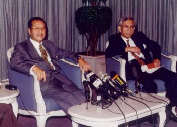 GAMBAR fail yang dirakam pada 22 Januari 1998 memaparkan Dr. Mahathir Mohamad bersama Daim Zainuddin dalam sidang akhbar selepas mempengerusikan mesyuarat pertama Majlis Tindakan Ekonomi Negara (MTEN) di Kuala Lumpur.