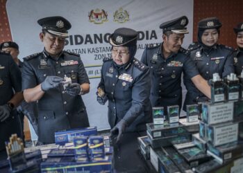 NORLELA Ismail menunjukkan barangan rampasan selepas sidang akhbar mengenai penyelupan rokok putih di Bangunan Pentadbiran AMC KLIA. - UTUSAN/FAIZ ALIF ZUBIR