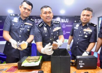 MOHAMAD Lazim menunjukkan minuman botol yang dicampur pelbagai dadah dalam sidang akhbar di Ibu pejabat Polis Daerah (IPD) Wangsa Maju, hari ini.