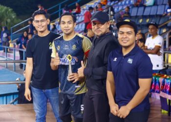 SHILACHI (kiri) ketika majlis penyampaian hadiah kepada juara A Ligue Champion League A3 2024 di Stadium UiTM Shah Alam pada Ahad lalu.