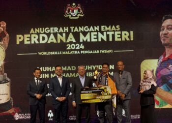 FADILLAH Yusof menyampaikan anugerah tangan emas kategori (pengajar) kepada Muhammad Muhyddin Mohamad Ibrahim (tiga kanan) pada Majlis Anugerah Tangan Emas Perdana Menteri 2024 di Putrajaya. - UTUSAN/FAISOL MUSTAFA